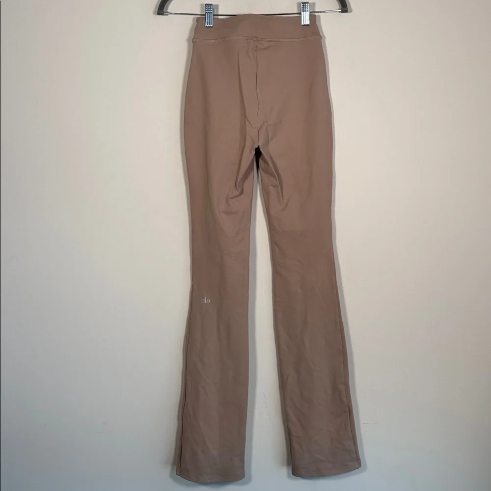 ALO Yoga Airbrush High-Waist Flutter Leggings in Taupe - XS